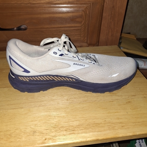 Athletic_Shoes